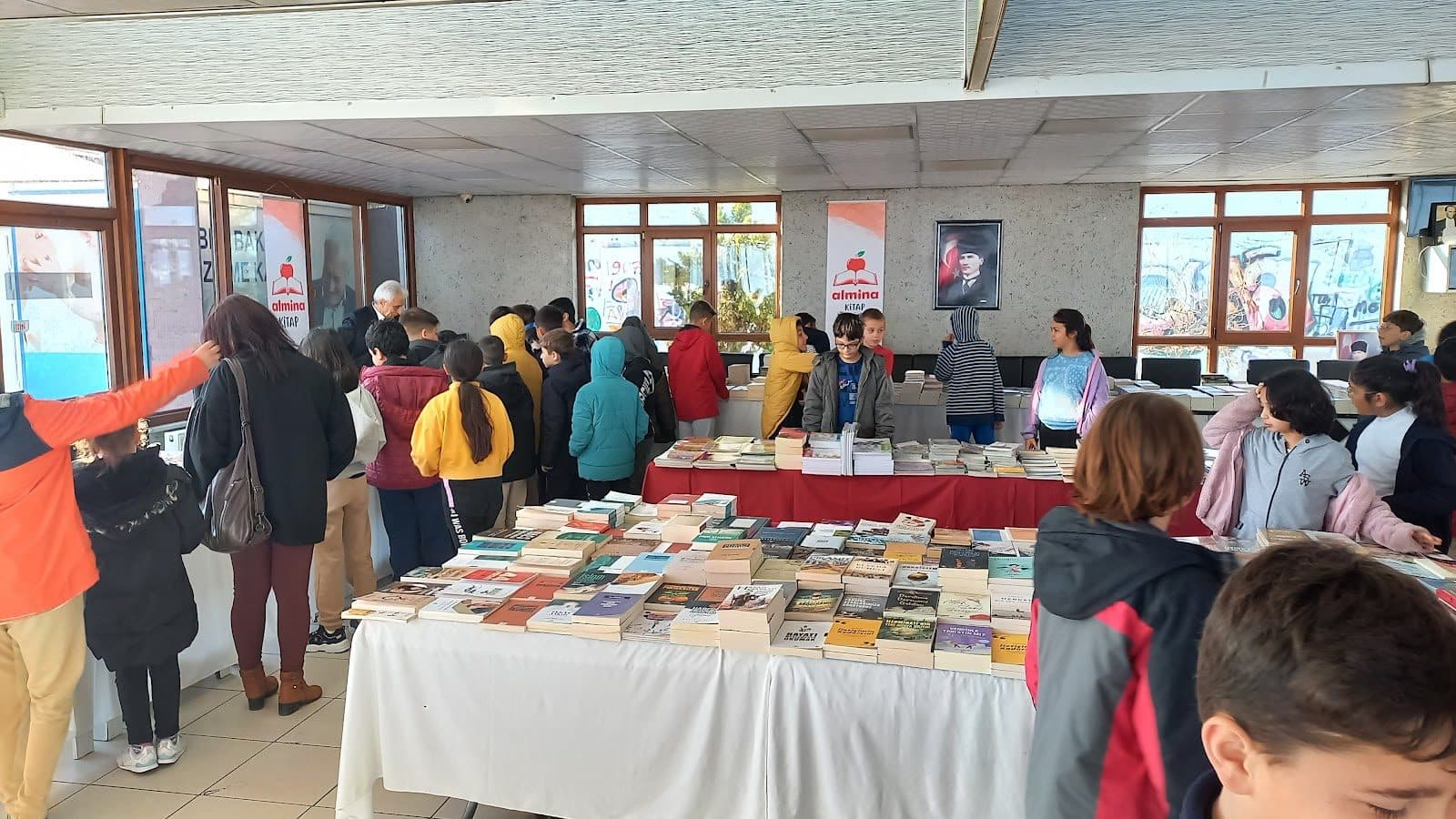 Festivalde kitap standlarını gezen okurlar