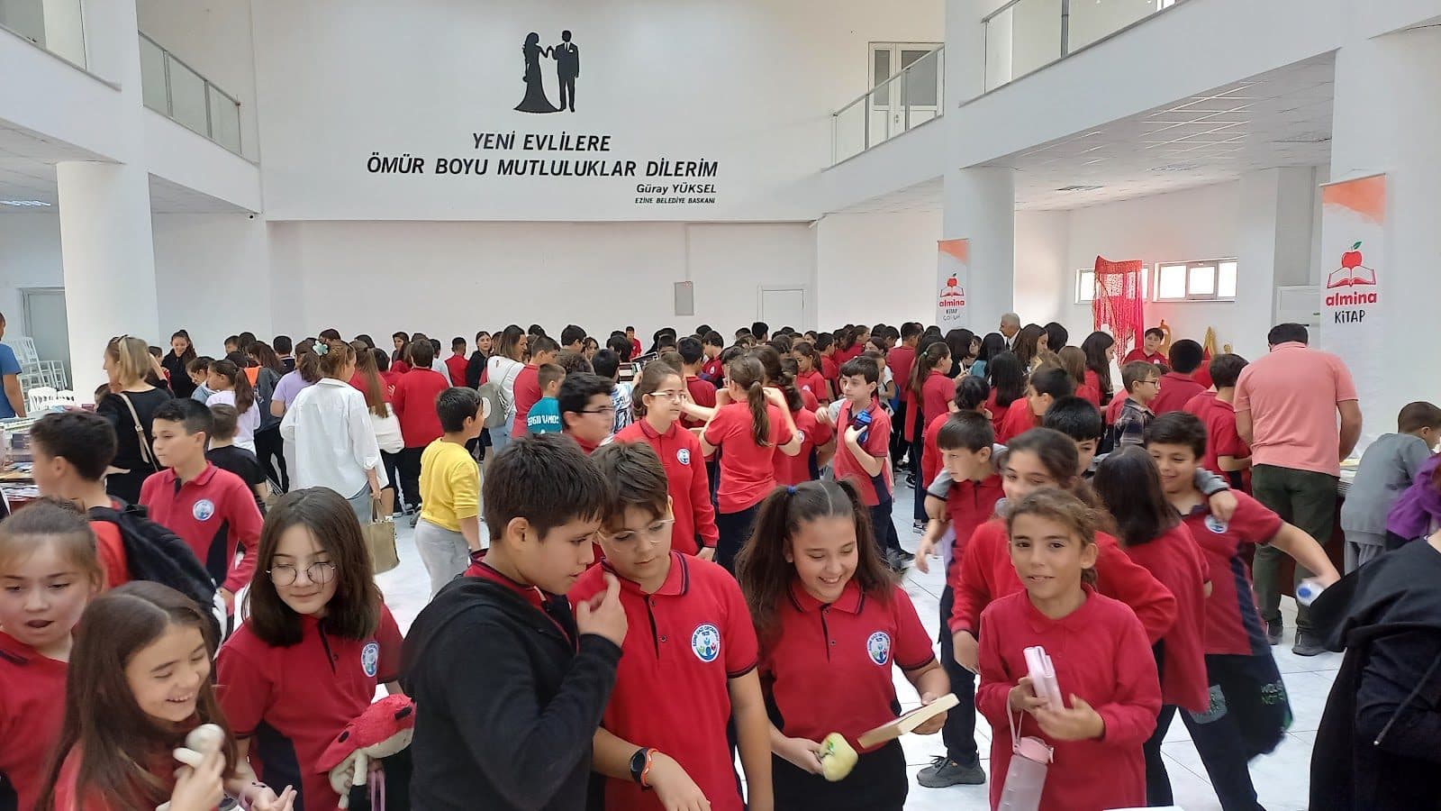 Kitap festivalini ziyaret eden öğrenci grubu