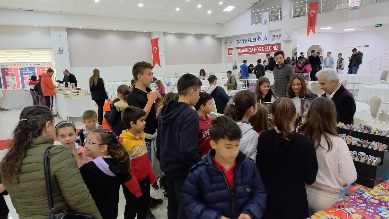 Festivalde kitap standlarını gezen genç okurlar