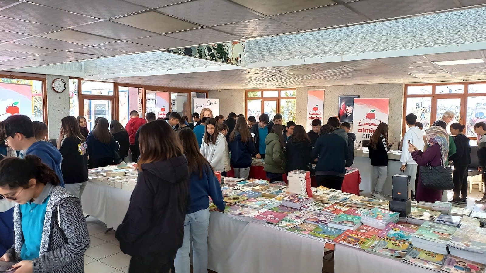 Festival alanında okurlar