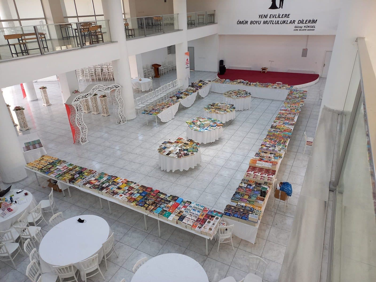 Kitap festivali salonunun yukarıdan genel görünümü