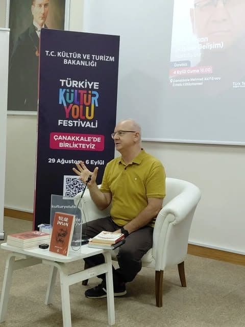 Yazar söyleşisi sırasında konuşan bir yazar