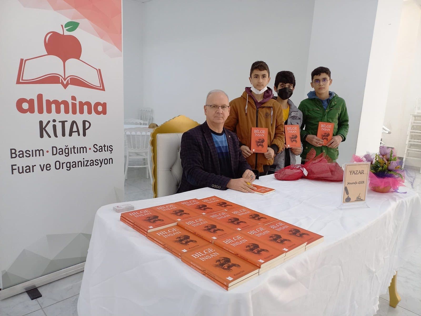 İmza gününde genç okurlarıyla buluşan yazar