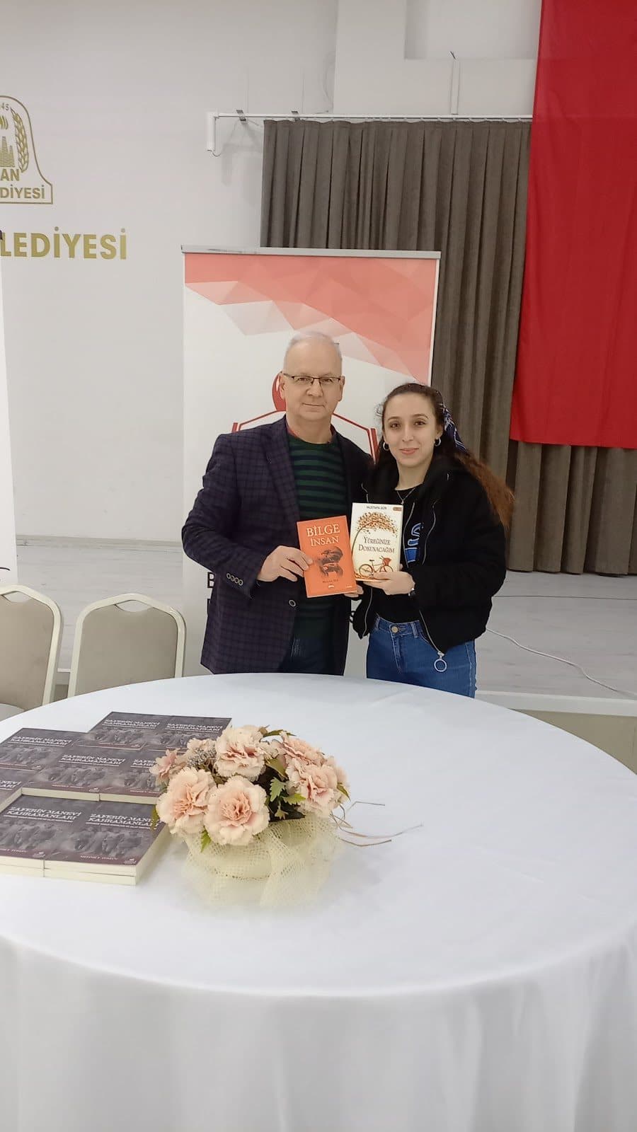 İmza gününde genç bir okurla yazar