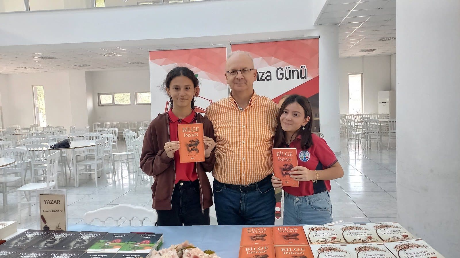 Öğrencilerle imza günü hatırası