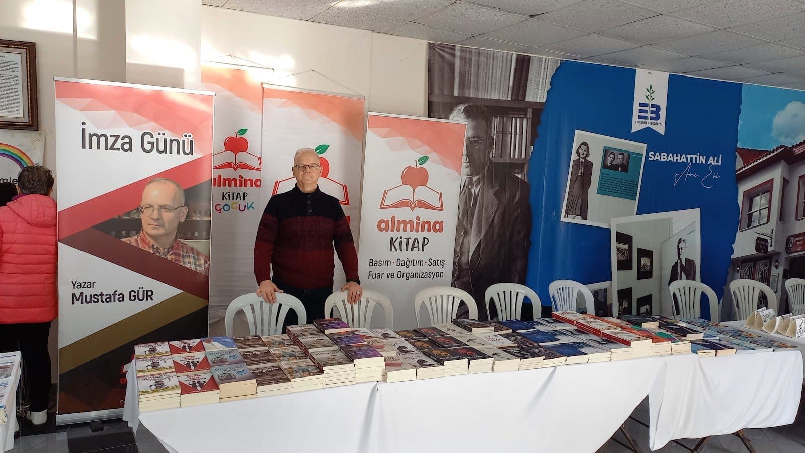 Almina Kitap imza günü standı