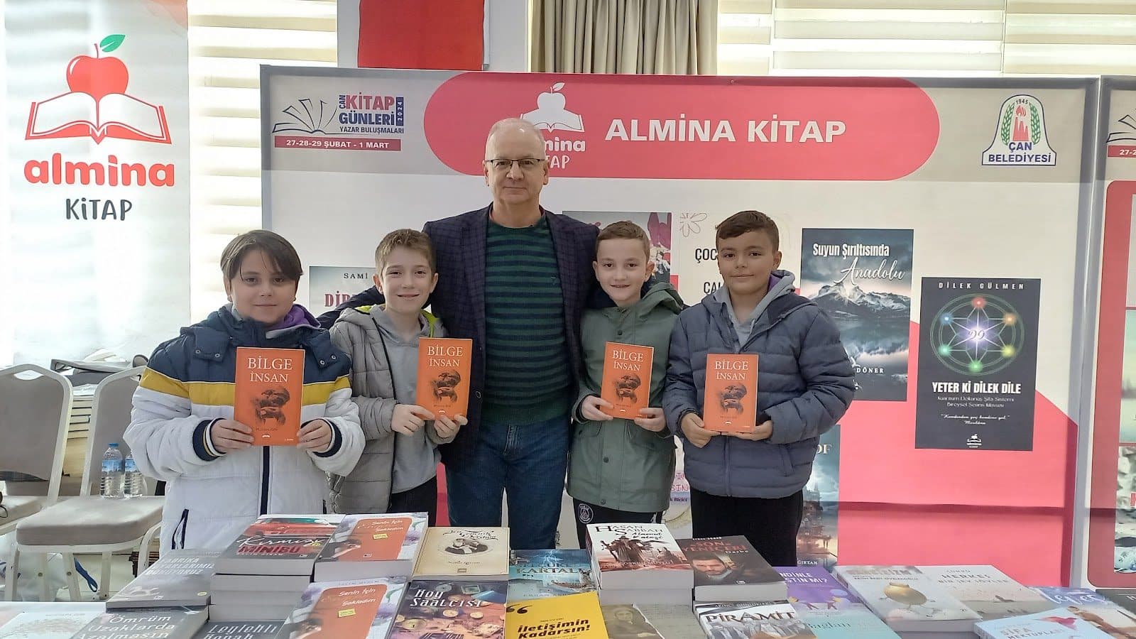 Festival stantında yazarla çocuk okurlar