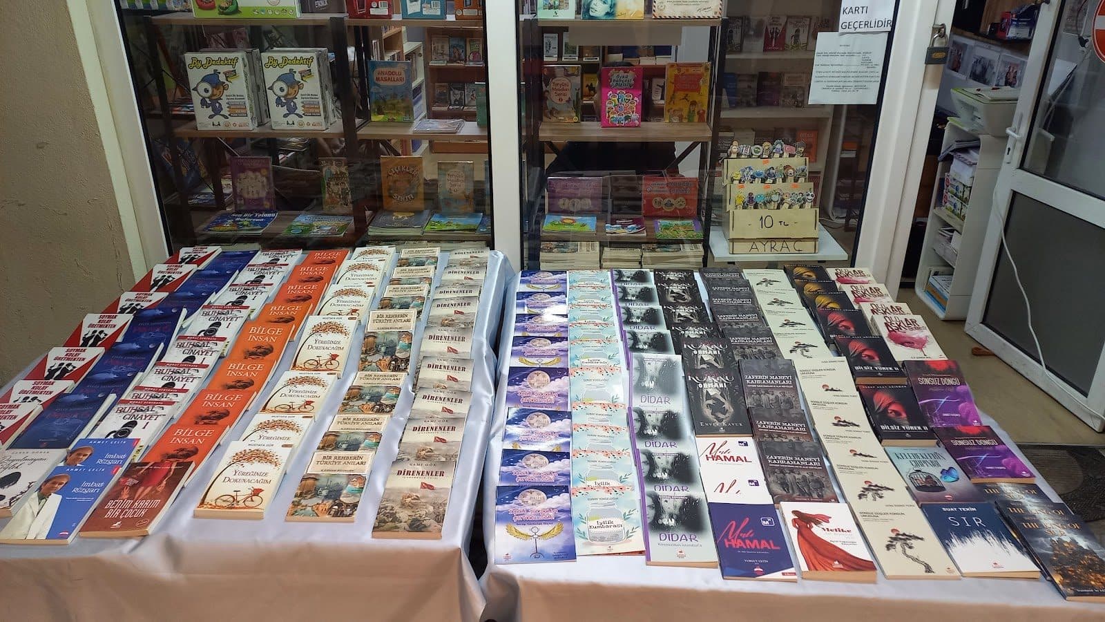 Mağaza önündeki kitap tezgâhı