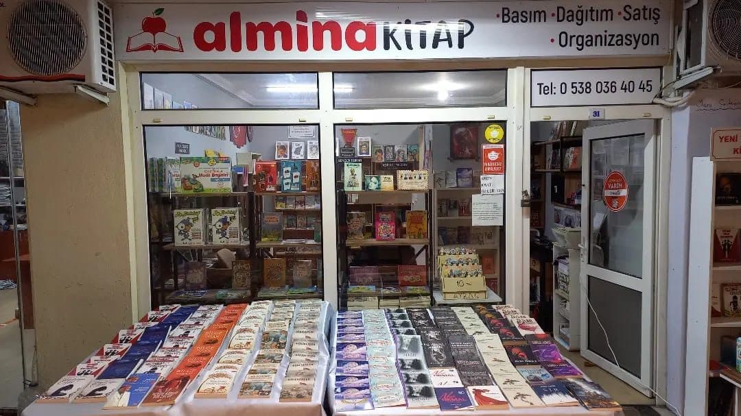 Almina Kitap mağaza cephesi ve kitap tezgâhı