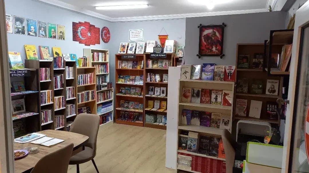 Almina Kitap kitabevi iç mekânı ve raflar