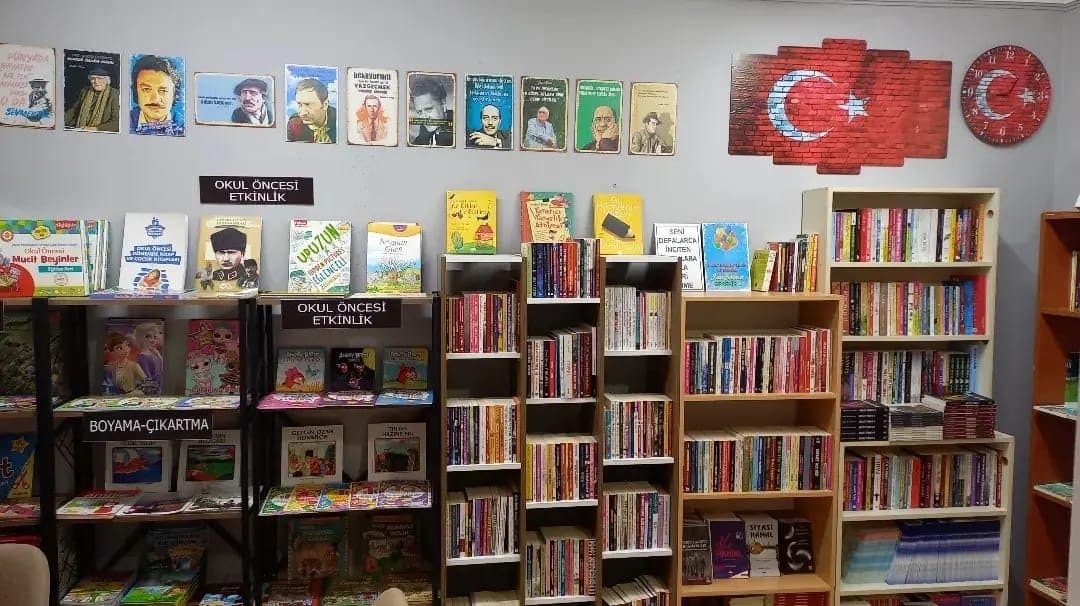 Çocuk kitapları rafları