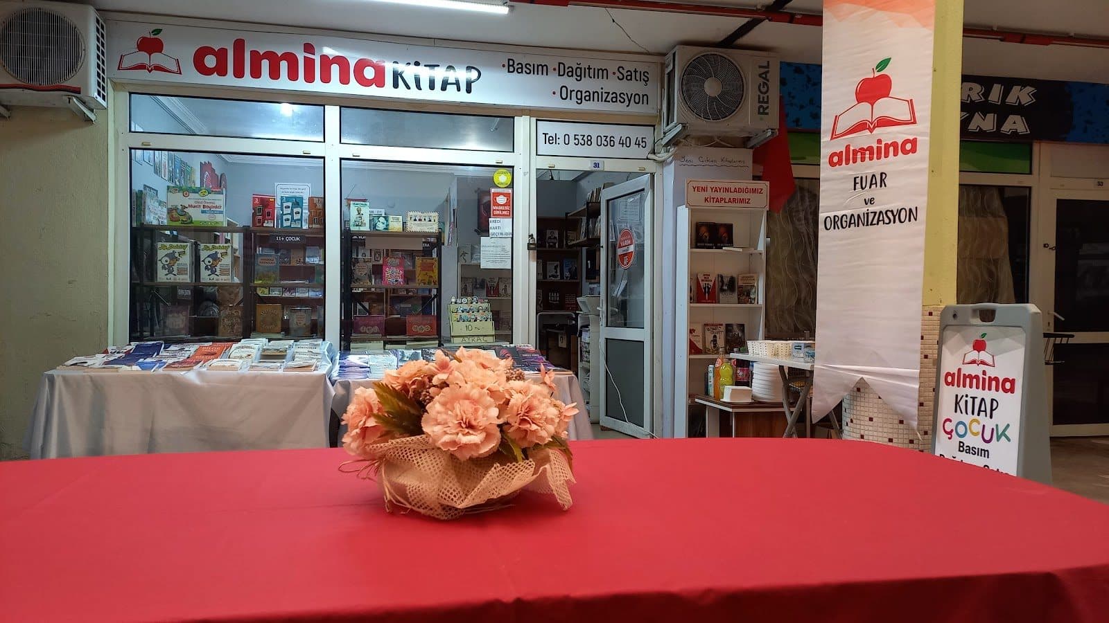 Almina Kitap mağaza vitrini