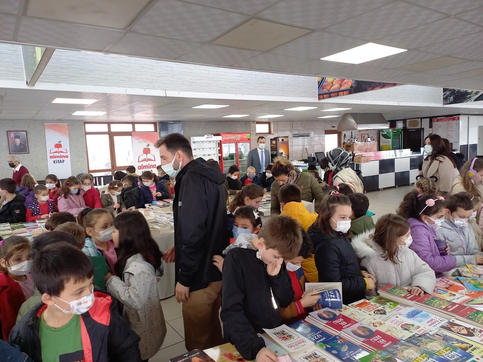 Kitap festivalinde çocuklar